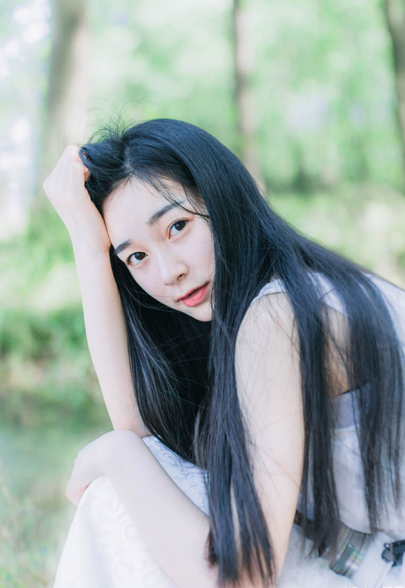 我嘲笑自己，把我的秘密在你玩笑中打碎。我把我的痛苦说的轻松，因为我怕你会这样做，我想要对你说出我想要说的最真的话语，我不敢，我怕你不信。